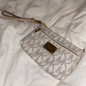 Like New Michael Kors Wallet Wristlet White Gold
